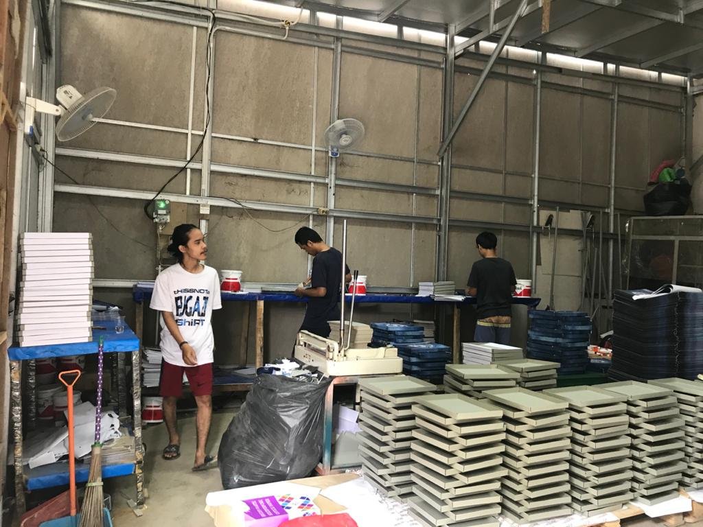 Suasana pengerjaan dan penyelesaian buku tahunan di area produksi
